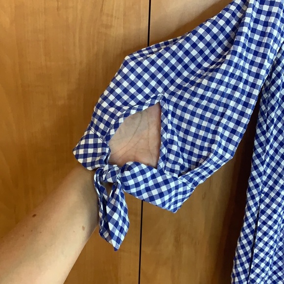 Susan Graver Button down shirt. Blue and white grosgrain print. 1/2 sleeve. - Picture 4 of 9